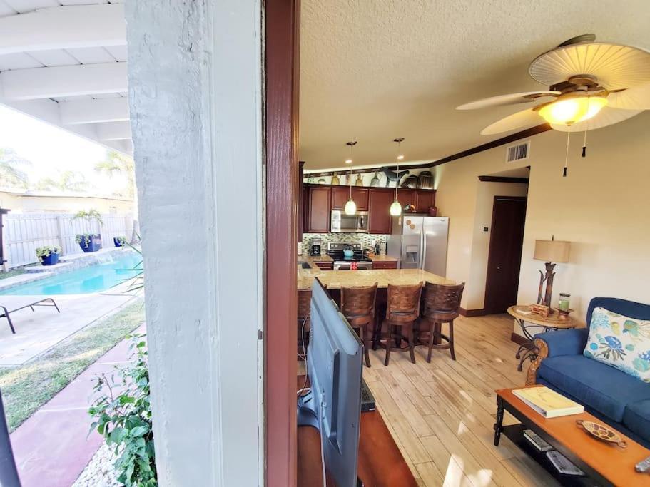 Hawaiian Cottage - Heated Pool Walk To The Beach شاطئ كوكوا المظهر الخارجي الصورة