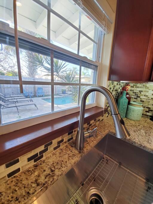Hawaiian Cottage - Heated Pool Walk To The Beach شاطئ كوكوا المظهر الخارجي الصورة